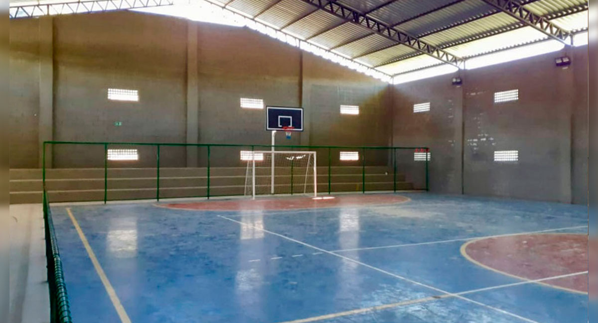 Prefeitura conclui construção da quadra poliesportiva em Agulha dos Leais