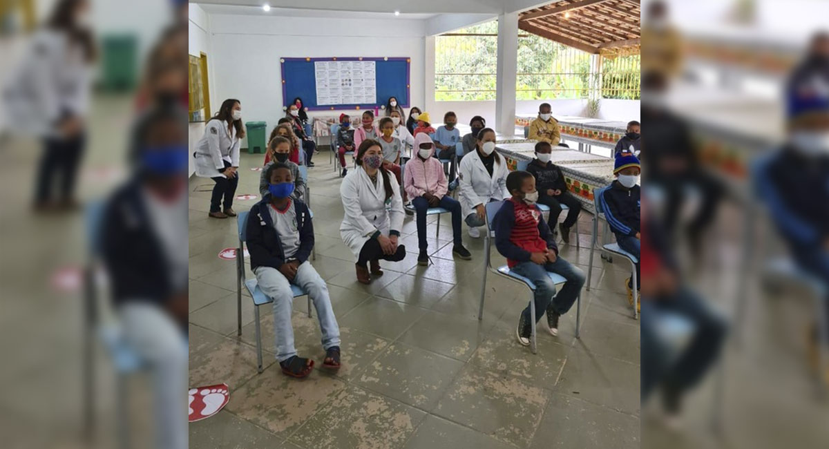 Informe: Equipe de Saúde realiza palestras de prevenção e cuidados nas escolas