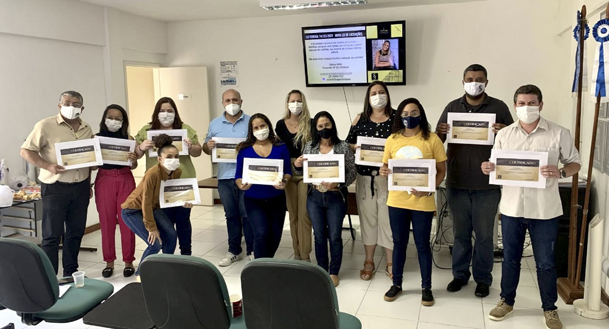 Servidores municipais participam de curso de capacitação sobre nova lei de licitações e contratos administrativos