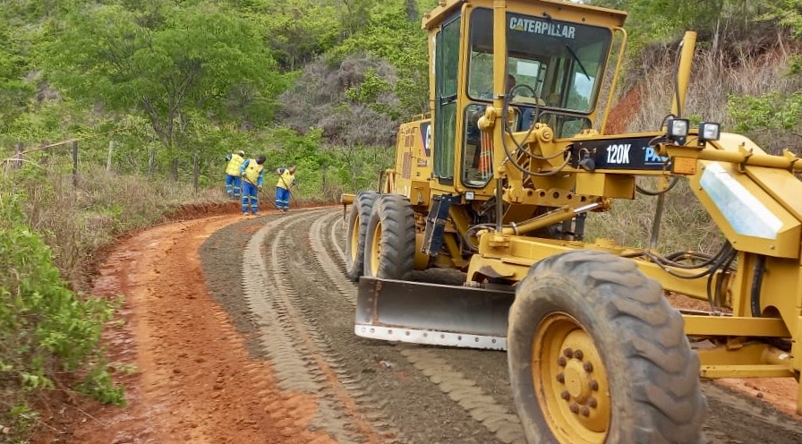 Prefeitura intensifica manutenção das estradas vicinais no interior do município