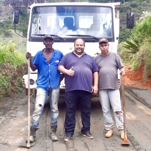 Secretarias de Agricultura e Obras realizam manutenção de estradas e limpeza no Parque de Exposições