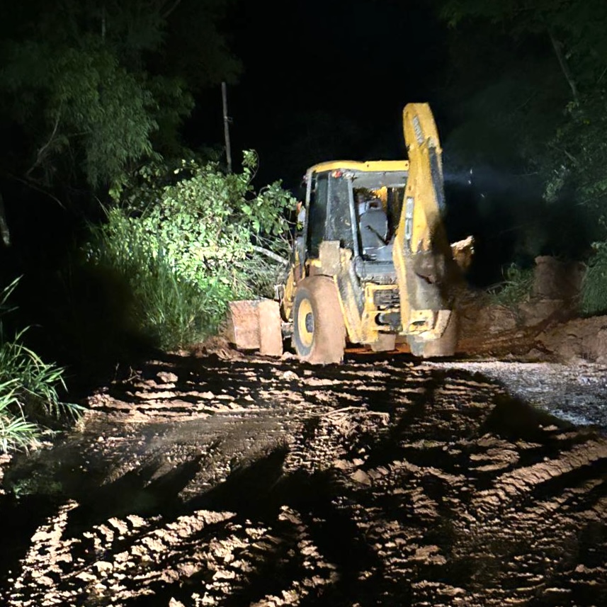 Equipes atuam na Serra da Grama para limpar barreiras causadas pela chuva