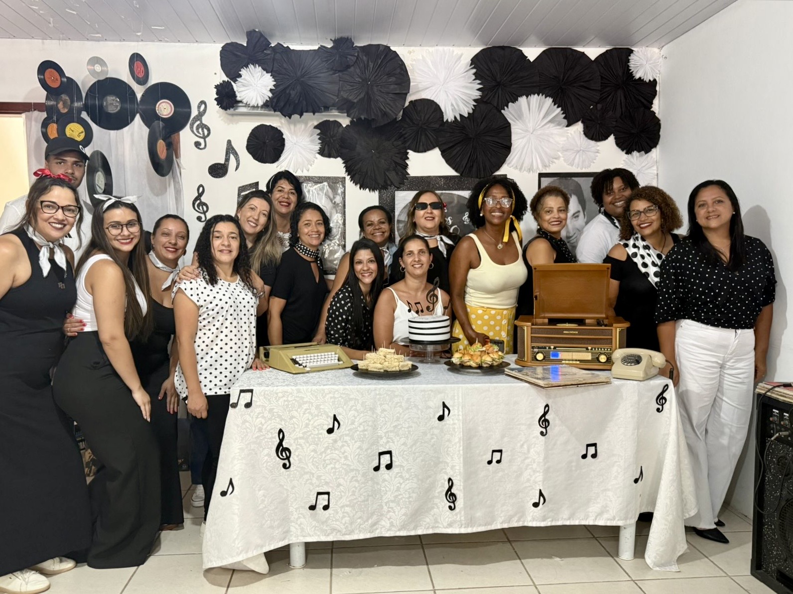 Encerramento do SCFV celebra atividades com temática dos anos 60