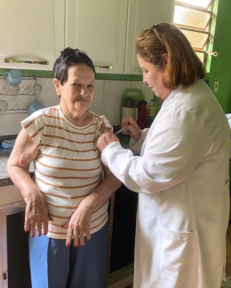 Secretaria Municipal de Saúde realiza atendimentos domiciliares e vacinação contra a influenza