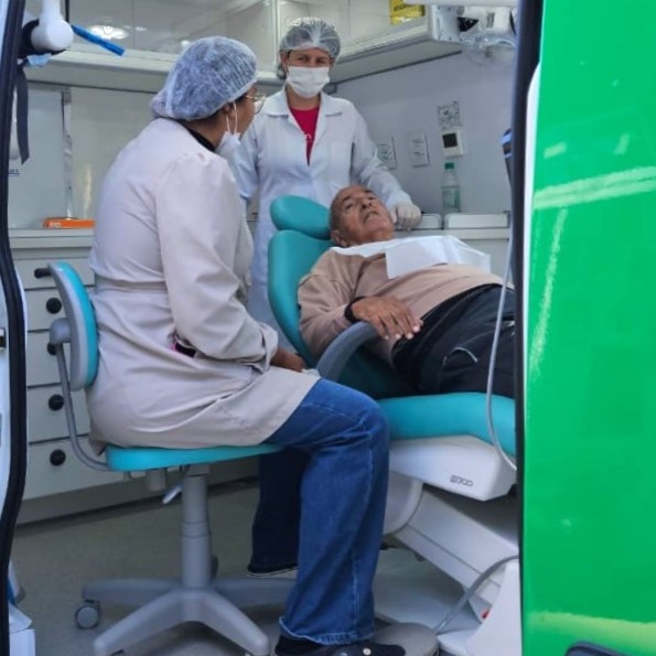 Unidade Odontológica Móvel realiza atendimentos no Lar dos Velhinhos